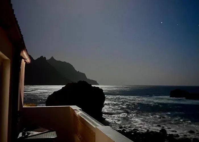 Junto Al Mar El Roque